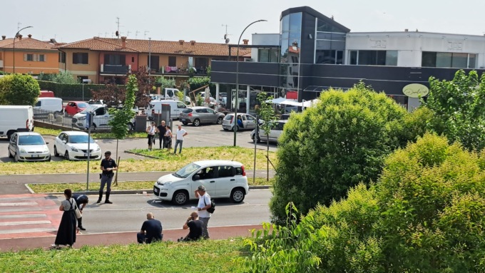 Ragazzina investita sulle strisce mentre attraversa la strada