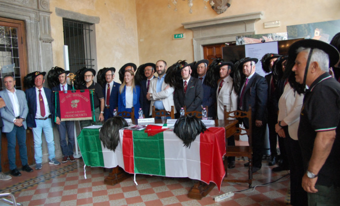 A Rovato il raduno regionale dei Bersaglieri: conferita una croce al merito di guerra a Giulio Pagani