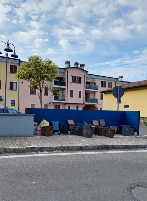 Caos differenziata e erbacce ovunque: Noi Cologne punta il dito sull’incuria