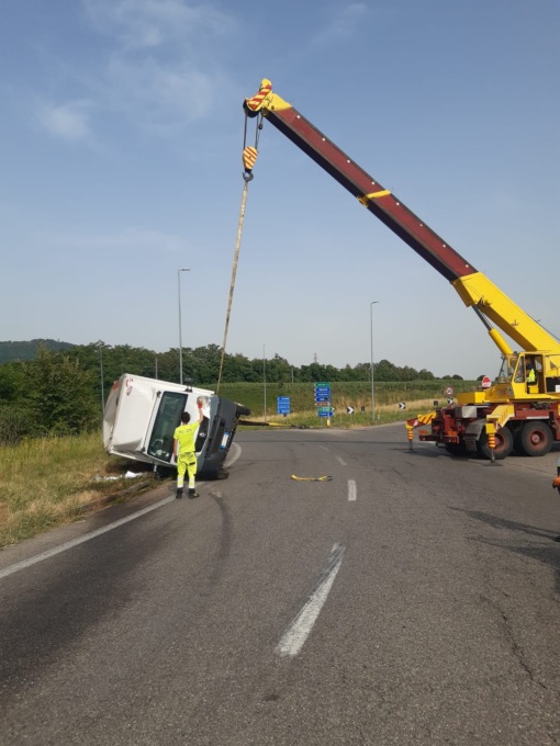 Camion si ribalta su se stesso, nessun altro veicolo coinvolto
