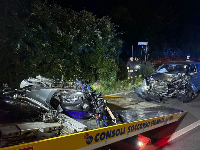 Schianto fra auto e moto: grave un giovane centauro