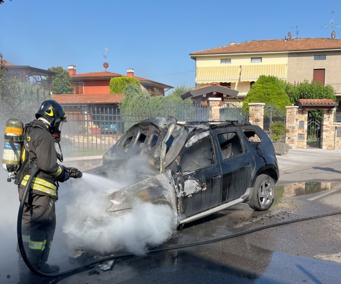 Auto in fiamme a Erbusco: nessun ferito