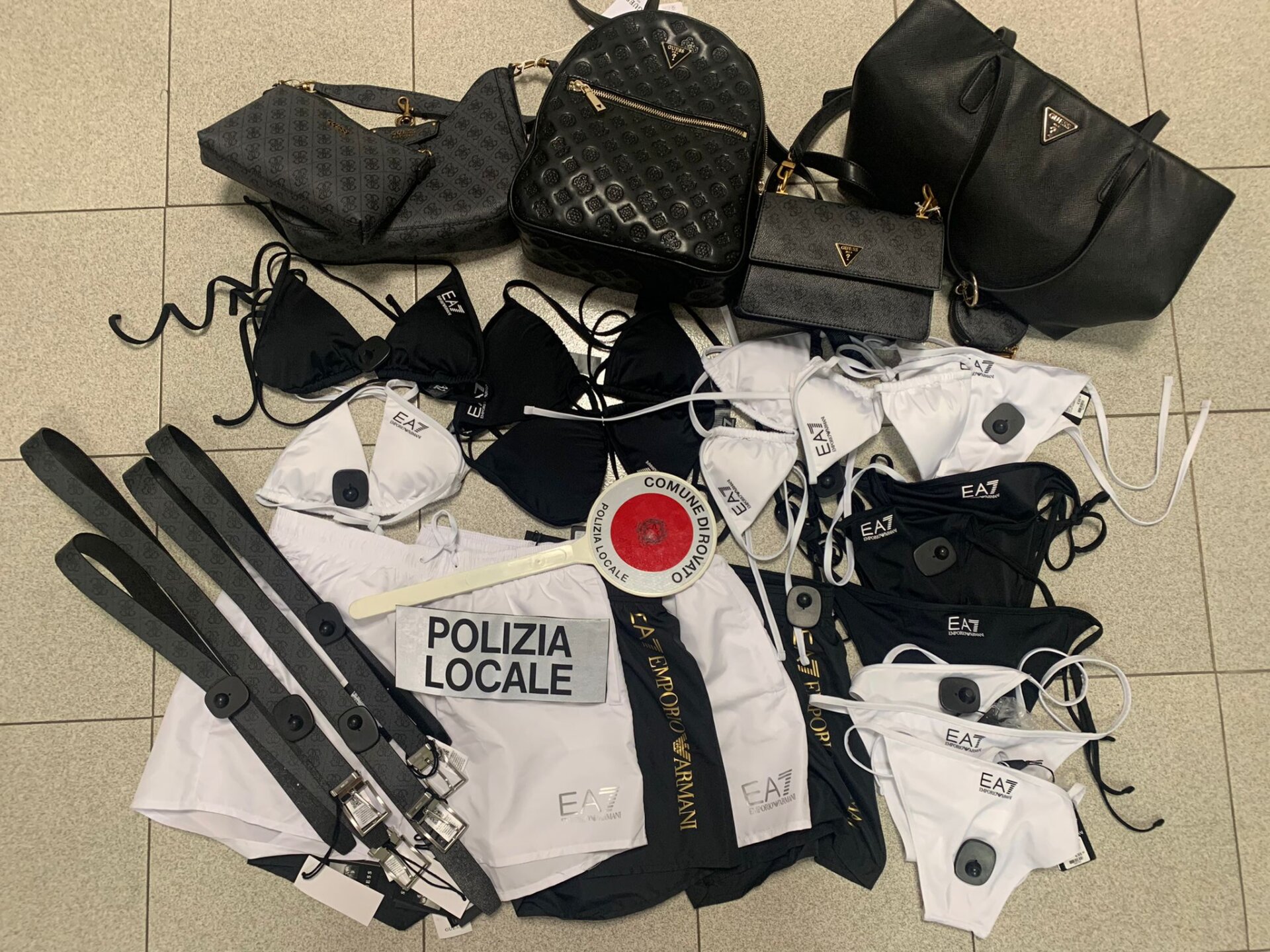 Costumi e accessori rubati in macchina: un arresto e due denunce - Prima  Brescia
