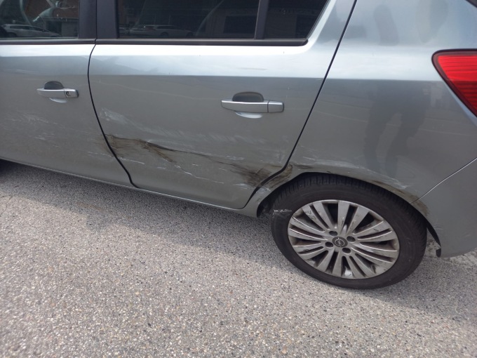 Urta un’auto in pieno centro e fugge: beccato dalla Polizia locale