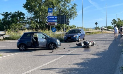 Scontro all'incrocio a Bedizzole, in ospedale un motoclistica di 25 anni