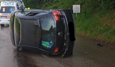 Auto si ribalta su se stessa, conducente illeso