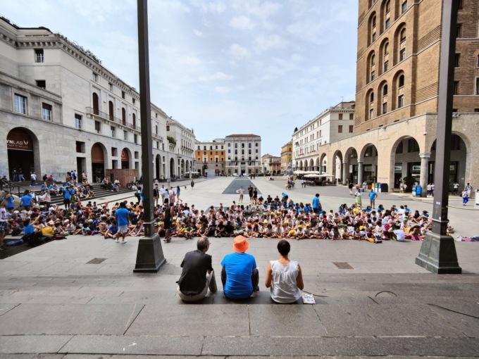 Brescia: oltre 400 bambini del grest per il Flash mob in piazza Vittoria