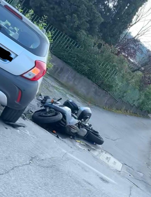 Violento scontro auto – moto: muore 62enne