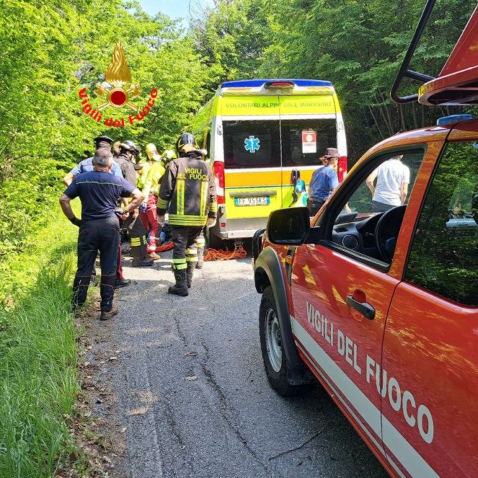 Due motociclisti escono di strada e finiscono nella scarpata
