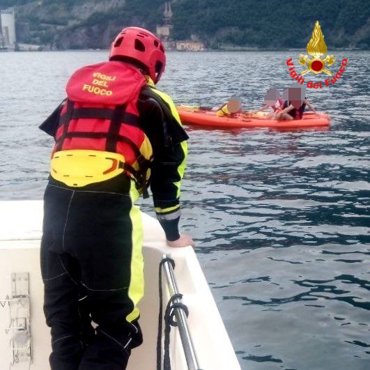In difficoltà sul kayak, paura anche per due minorenni