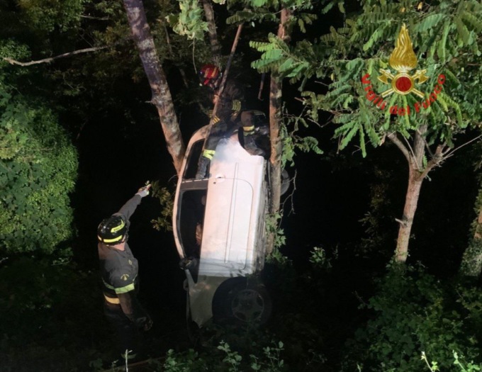 Auto si ribalta nell’acqua, miracolata una donna