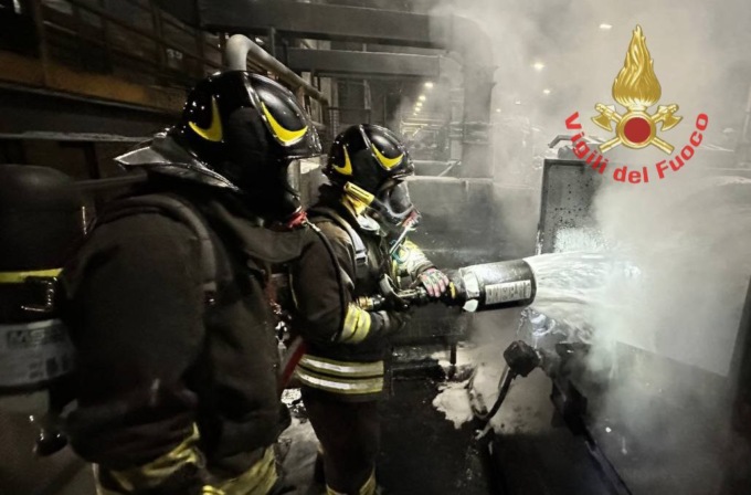 Divampano le fiamme nella notte alla Feralpi di Lonato del Garda