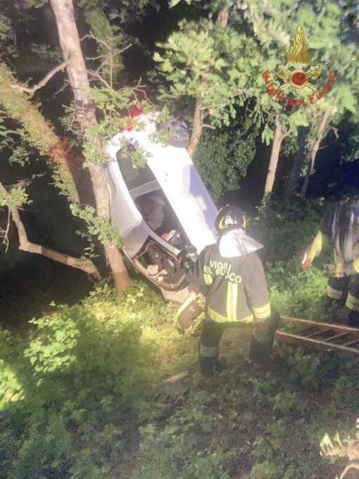 Spaventoso incidente a Roé Volciano, automobilista finisce fuori strada