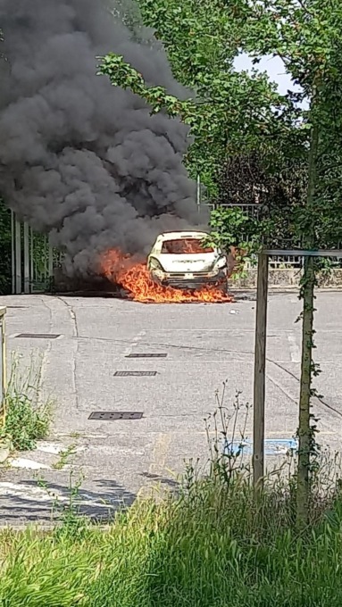 Auto in fiamme a Rovato