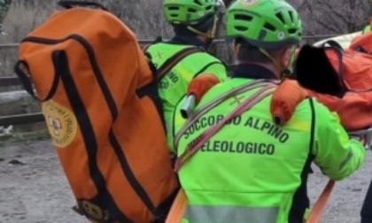 Cade durante l'escursione in bici, soccorsa una ciclista
