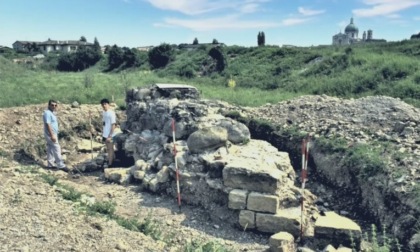 Gli archeologi ripuliscono la pila di ponte medioevale