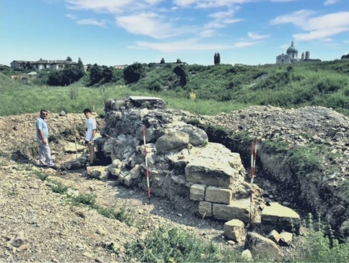 Gli archeologi ripuliscono la pila di ponte medioevale