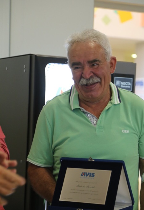 Avis Mazzano: il presidente nel giorno del 70esimo compleanno dona la sua 338esima sacca di sangue