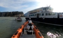 Nave passeggeri rimane impigliata alle reti di contenimento, interviene la Guardia Costiera