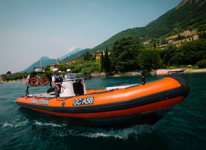 Cade dall’imbarcazione e si ferisce con l’elica, interviene la Guardia Costiera