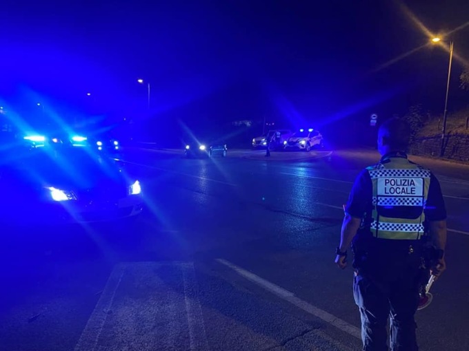 Ubriaca al volante, urta due auto in sosta