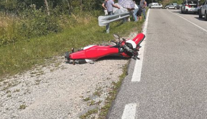 Anziano in moto finisce fuori strada, paura per un turista 85enne
