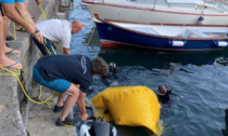 Scooter finisce nelle acque del porto, intervengono i Volontari del Garda