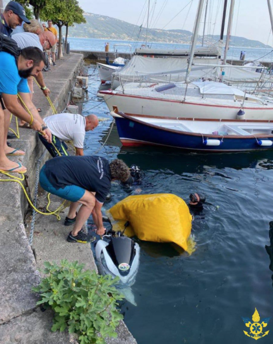 Scooter finisce nelle acque del porto, intervengono i Volontari del Garda