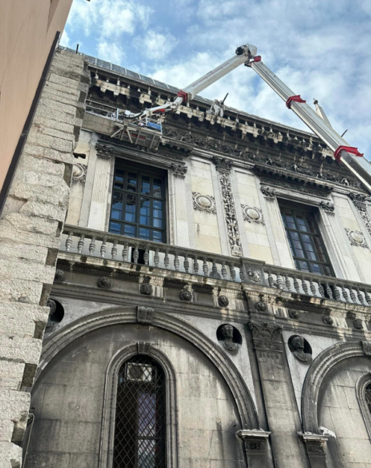 Piazza Loggia: verifica in corso dopo il distacco di un frammento di cornicione