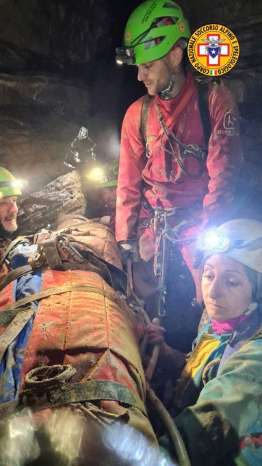 Speleologa di Adro bloccata nella grotta: assistita nella notte dai sanitari del Cnsas