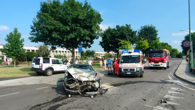 Carambola in via Europa: distrutte due auto
