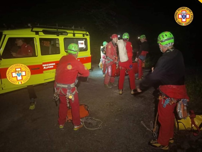 Bloccata in una grotta a 150 metri di profondità, sessanta persone al lavoro per salvarla