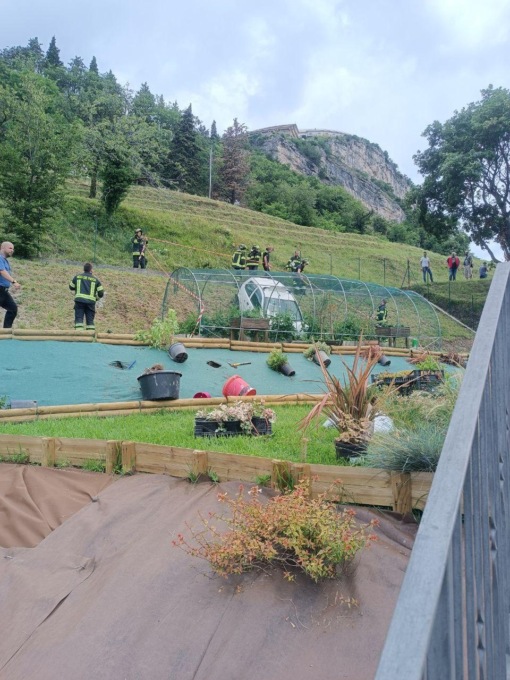 Va fuori strada e finisce con l’auto in un orto, paura nell’Alto Garda