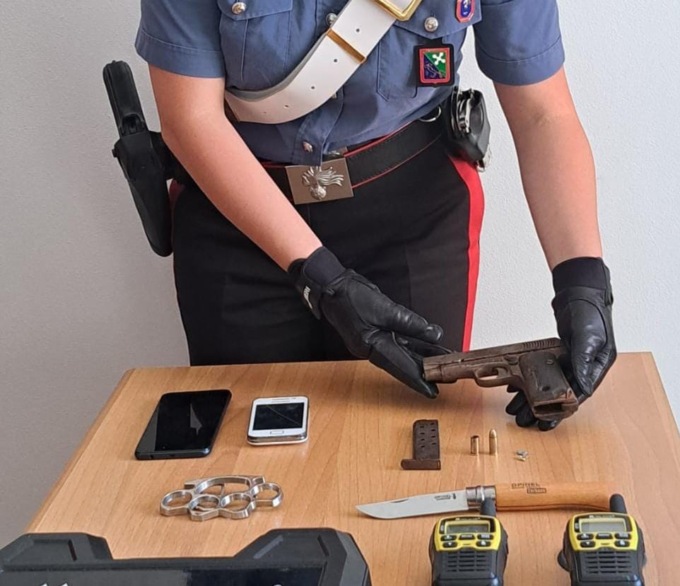 Irrompe nel bar con una pistola dalla quale parte un colpo: scattano le manette