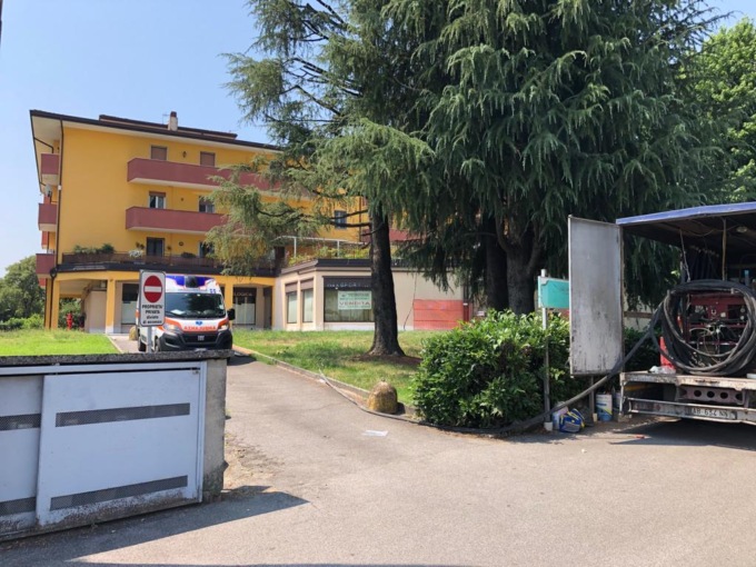 Accusa un malore sul terrazzo dove sta lavorando, 63enne ricoverato al Civile