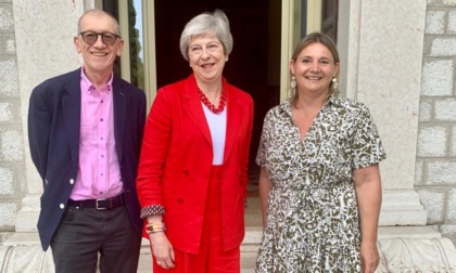 Theresa May è arrivata a Sirmione per le vacanze