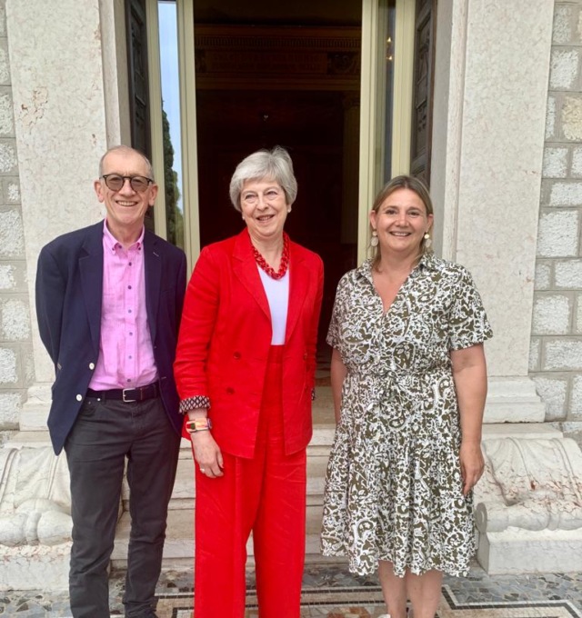 Theresa May è arrivata a Sirmione per le vacanze