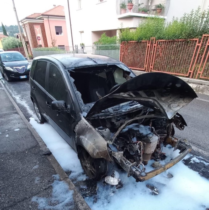 Due auto a fuoco in mezzo alla strada a Salò