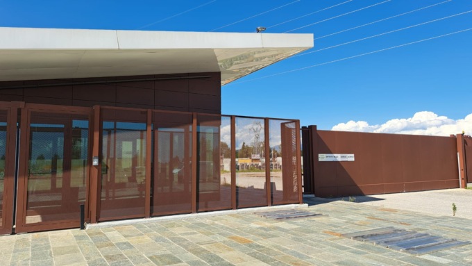 Si schianta contro il muro di un cantiere e gli crolla addosso: muore un operaio