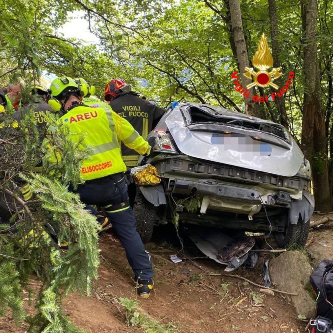 Auto finisce in una scarpata, paura in alta Valcamonica