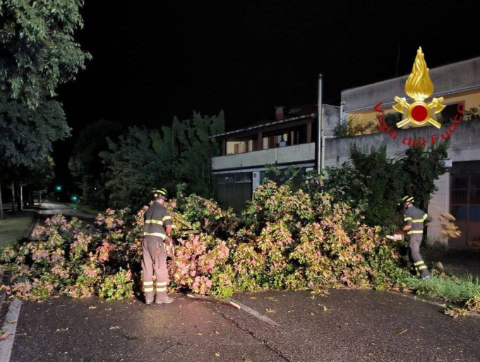 Vigili del Fuoco allertati per maltempo: 30 interventi effettuati