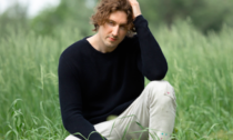 Dean Lewis sul palco vista lago di Tener-a-mente