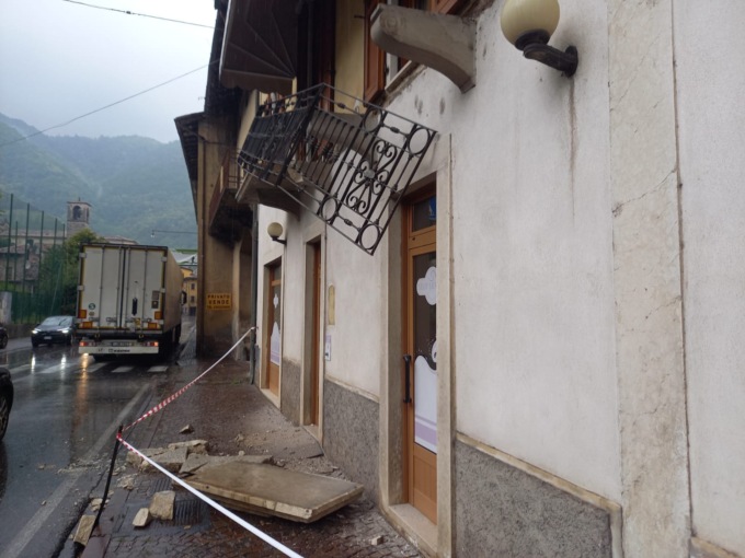 Balcone cade sul marciapiede urtato da un autocarro