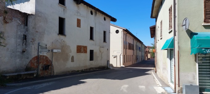 Ciclista litiga con una donna, il marito lo insegue e scatta la rissa: grave 65enne