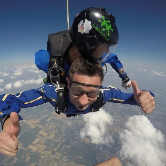 Compleanni da brividi fra paracadute e bungee jumping… ma è tutto per amore