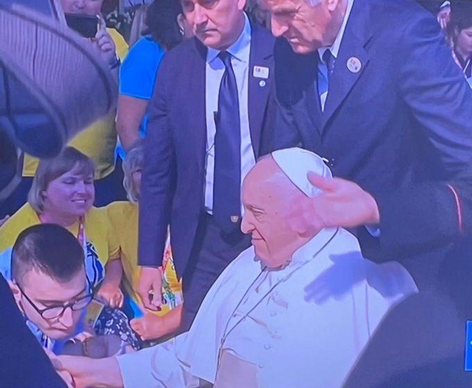 Da Chiari a Fatima: Emanuele ha consegnato un dono al Papa