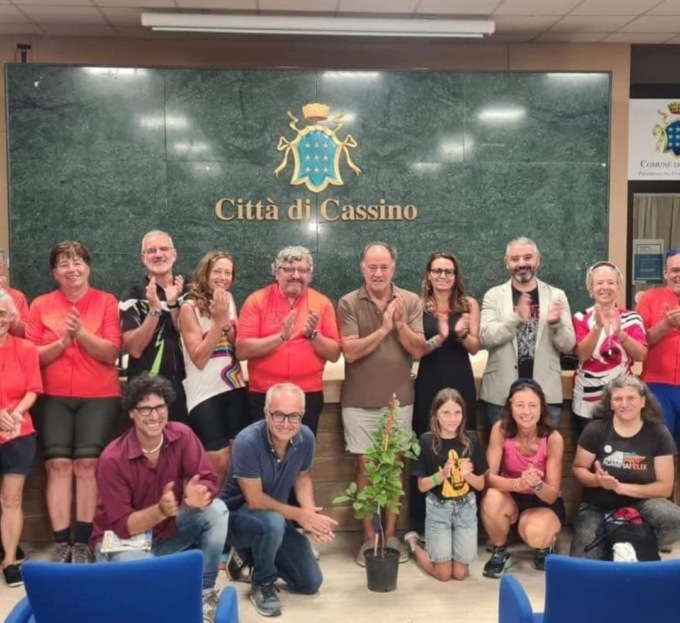 Dalla casa di Mattarella a Scampia: il verbo della pace viaggia lontano con la Kaki bike