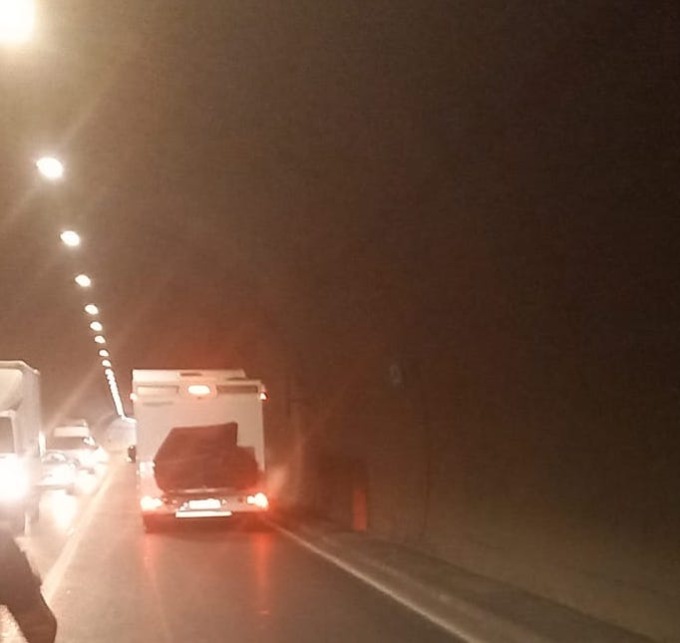 Scoppia la ruota del camper in galleria, l’intervento della Locale