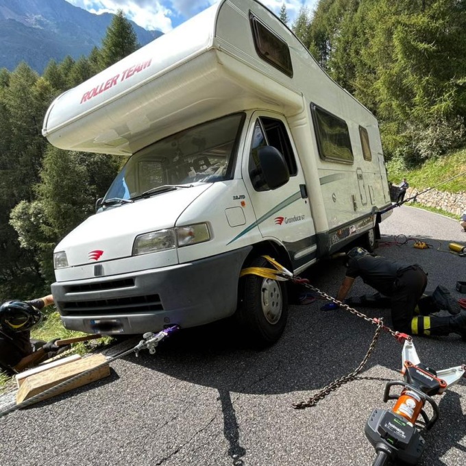 Camper rischia di precipitare a valle, intervengono i Vigili del Fuoco