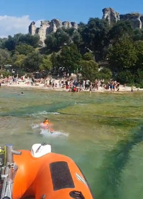 Scivola dagli scogli e batte la testa, bagnante soccorso alla Giamaica